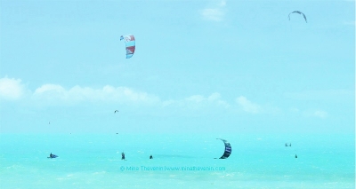 © Kitesurfers in North Shore TCI by Mina Thevenin